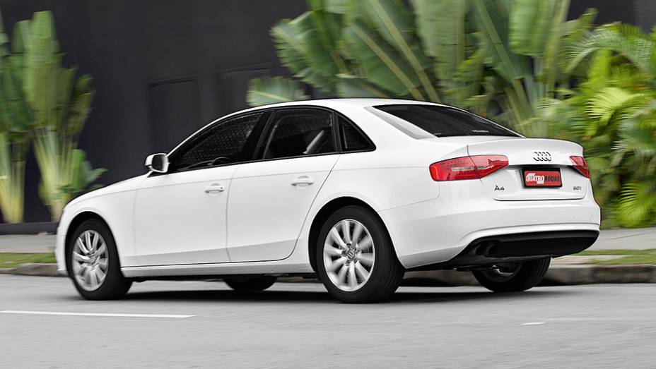 Rodas de liga com dez raios: exclusiva da vers&atilde;o Attraction | <a href="https://preprod.quatrorodas.abril.com.br/carros/lancamentos/audi-a4-attraction-734796.shtml" rel="migration">Leia mais</a>