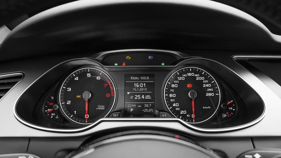 Computador de bordo traz indica&ccedil;&atilde;o de consumo m&eacute;dio apenas em litros a cada 100 km | <a href="https://preprod.quatrorodas.abril.com.br/carros/lancamentos/audi-a4-attraction-734796.shtml" rel="migration">Leia mais</a>