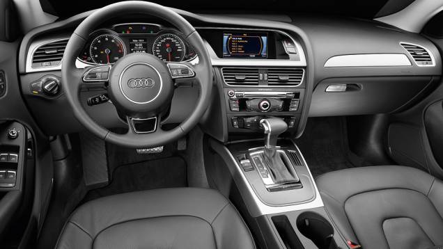 Interior mantém o bom acabamento das demais versões | <a href="https://preprod.quatrorodas.abril.com.br/carros/lancamentos/audi-a4-attraction-734796.shtml" rel="migration">Leia mais</a> Interior mantém o bom acabamento das demais versões | <a href="https://preprod.quatrorodas.abril.com.br/carros/lancamentos/audi-a4-attraction-734796.shtml" rel="migration">Leia mais</a>