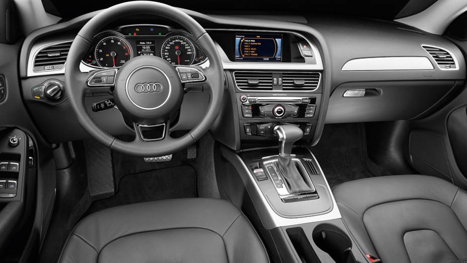 Interior mant&eacute;m o bom acabamento das demais vers&otilde;es | <a href="https://preprod.quatrorodas.abril.com.br/carros/lancamentos/audi-a4-attraction-734796.shtml" rel="migration">Leia mais</a>