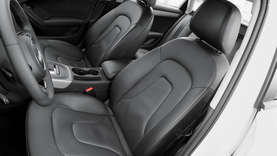 Audi chama os bancos de couro sint&eacute;tico de "ecol&oacute;gicos" | <a href="https://preprod.quatrorodas.abril.com.br/carros/lancamentos/audi-a4-attraction-734796.shtml" rel="migration">Leia mais</a>