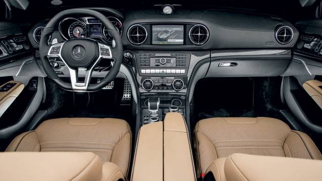 Cockpit tem acabamento impecável e visual inspirado em aviões | <a href="https://preprod.quatrorodas.abril.com.br/carros/testes/mercedes-benz-sl-63-amg-735712.shtml" rel="migration">Leia mais</a> Cockpit tem acabamento impecável e visual inspirado em aviões | <a href="https://preprod.quatrorodas.abril.com.br/carros/testes/mercedes-benz-sl-63-amg-735712.shtml" rel="migration">Leia mais</a>