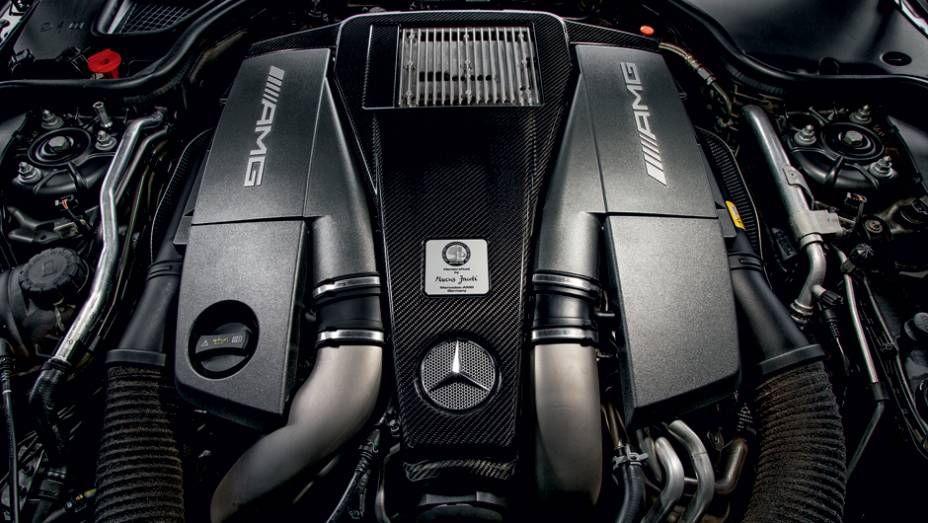 Novo motor V8 5.5 turbinado tem potência de 564 cv | <a href="https://preprod.quatrorodas.abril.com.br/carros/testes/mercedes-benz-sl-63-amg-735712.shtml" rel="migration">Leia mais</a>