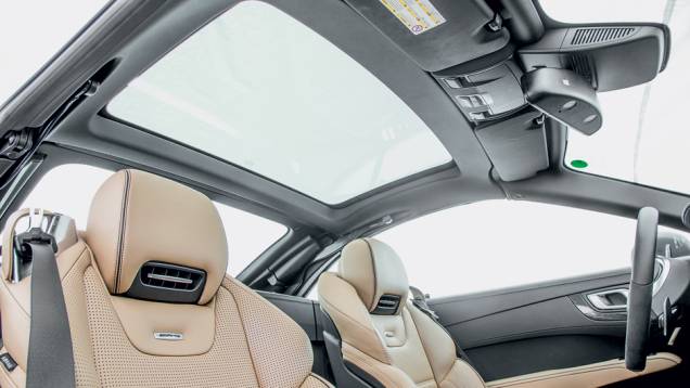 Teto transparente deixa passar luz para a cabine... | <a href="https://preprod.quatrorodas.abril.com.br/carros/testes/mercedes-benz-sl-63-amg-735712.shtml" rel="migration">Leia mais</a> Teto transparente deixa passar luz para a cabine... | <a href="https://preprod.quatrorodas.abril.com.br/carros/testes/mercedes-benz-sl-63-amg-735712.shtml" rel="migration">Leia mais</a>