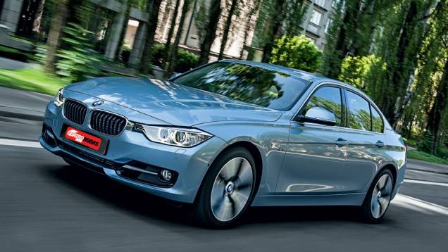 O Série 3 híbrido, que chega ao Brasil em abril, usa até GPS para poupar o ambiente | <a href="https://preprod.quatrorodas.abril.com.br/carros/impressoes/bmw-activehybrid3-736194.shtml" rel="migration">Leia mais</a> O Série 3 híbrido, que chega ao Brasil em abril, usa até GPS para poupar o ambiente | <a href="https://preprod.quatrorodas.abril.com.br/carros/impressoes/bmw-activehybrid3-736194.shtml" rel="migration">Leia mais</a>