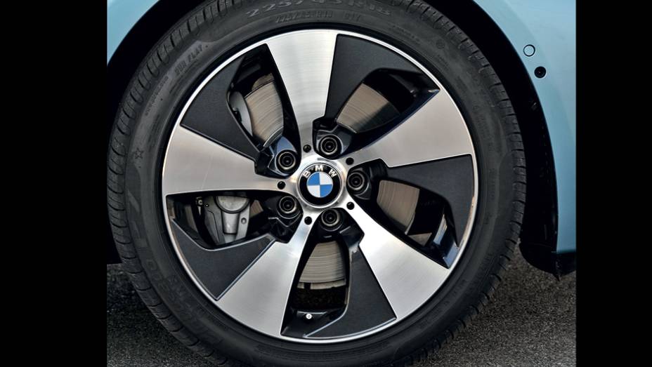 Freios regenerativos recarregam a bateria | <a href="https://preprod.quatrorodas.abril.com.br/carros/impressoes/bmw-activehybrid3-736194.shtml" rel="migration">Leia mais</a>