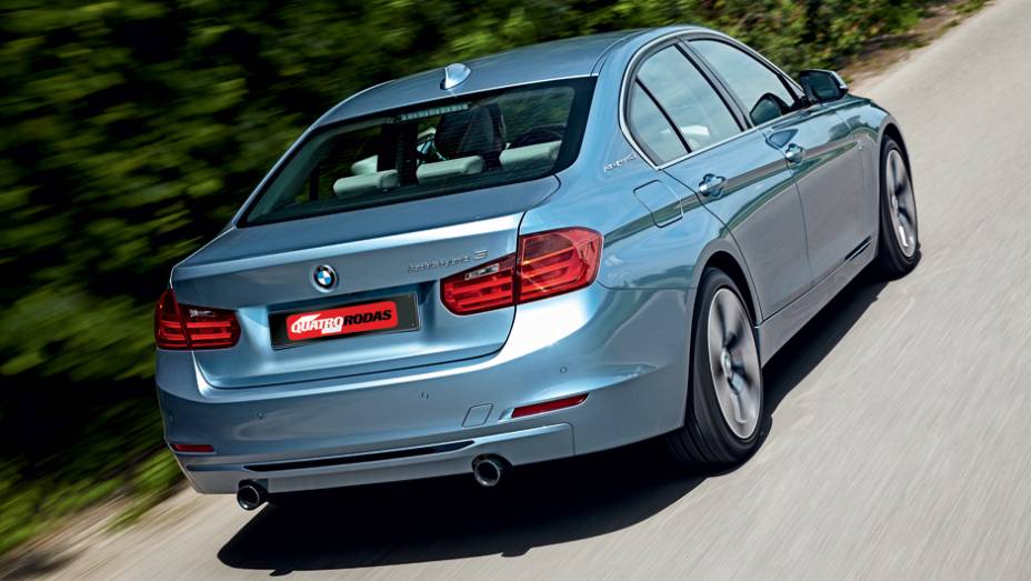 Logotipo na tampa e coluna traseira identificam vers&atilde;o | <a href="https://preprod.quatrorodas.abril.com.br/carros/impressoes/bmw-activehybrid3-736194.shtml" rel="migration">Leia mais</a>