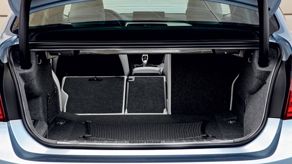 Porta-malas encolheu 90 litros... | <a href="https://preprod.quatrorodas.abril.com.br/carros/impressoes/bmw-activehybrid3-736194.shtml" rel="migration">Leia mais</a>