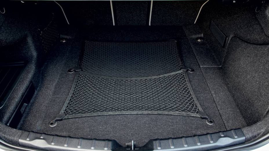 ...para acomodar a bateria... | <a href="https://preprod.quatrorodas.abril.com.br/carros/impressoes/bmw-activehybrid3-736194.shtml" rel="migration">Leia mais</a>