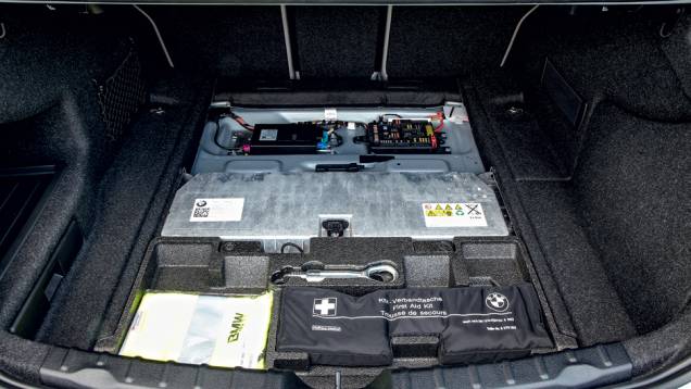 ...e o motor elétrico que estão sob o assoalho | <a href="https://preprod.quatrorodas.abril.com.br/carros/impressoes/bmw-activehybrid3-736194.shtml" rel="migration">Leia mais</a> ...e o motor elétrico que estão sob o assoalho | <a href="https://preprod.quatrorodas.abril.com.br/carros/impressoes/bmw-activehybrid3-736194.shtml" rel="migration">Leia mais</a>