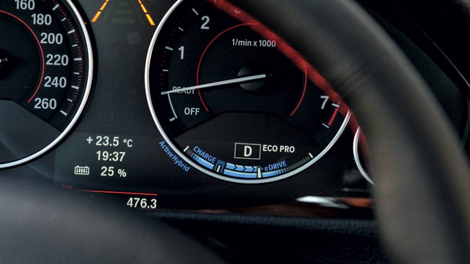 Marcador no conta-giros registra o modo de condução, ...| <a href="https://preprod.quatrorodas.abril.com.br/carros/impressoes/bmw-activehybrid3-736194.shtml" rel="migration">Leia mais</a>
