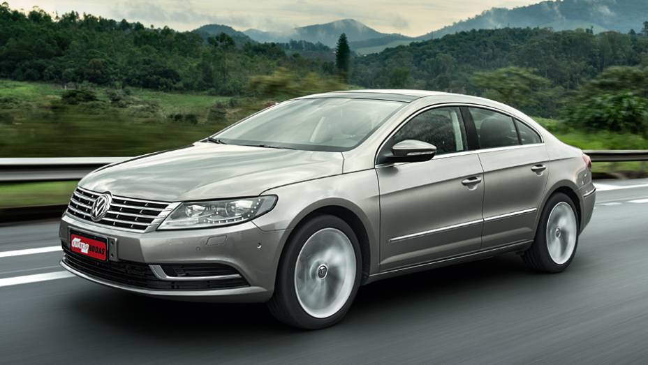 A grade dianteira cromada é igual à do VW Passat | <a href="https://preprod.quatrorodas.abril.com.br/carros/lancamentos/volkswagen-cc-v6-3-6-734636.shtml" rel="migration">Leia mais</a>