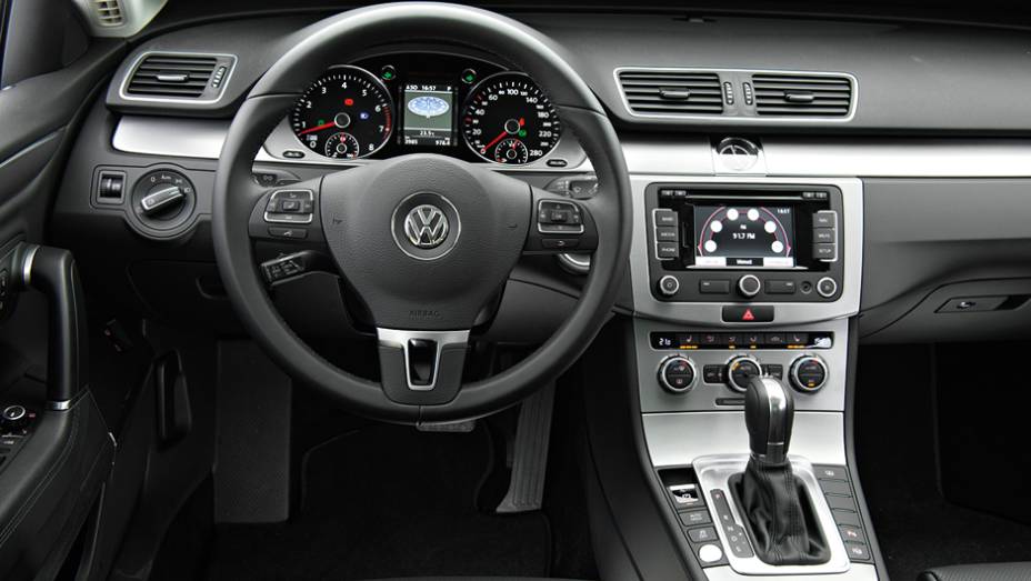 O câmbio também tem comandos de trocas no volante | <a href="https://preprod.quatrorodas.abril.com.br/carros/lancamentos/volkswagen-cc-v6-3-6-734636.shtml" rel="migration">Leia mais</a>