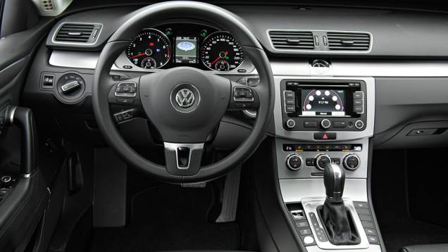 O câmbio também tem comandos de trocas no volante | <a href="https://preprod.quatrorodas.abril.com.br/carros/lancamentos/volkswagen-cc-v6-3-6-734636.shtml" rel="migration">Leia mais</a> O câmbio também tem comandos de trocas no volante | <a href="https://preprod.quatrorodas.abril.com.br/carros/lancamentos/volkswagen-cc-v6-3-6-734636.shtml" rel="migration">Leia mais</a>