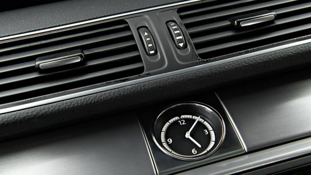 Relógio analógico dá um toque de requinte | <a href="https://preprod.quatrorodas.abril.com.br/carros/lancamentos/volkswagen-cc-v6-3-6-734636.shtml" rel="migration">Leia mais</a> Relógio analógico dá um toque de requinte | <a href="https://preprod.quatrorodas.abril.com.br/carros/lancamentos/volkswagen-cc-v6-3-6-734636.shtml" rel="migration">Leia mais</a>