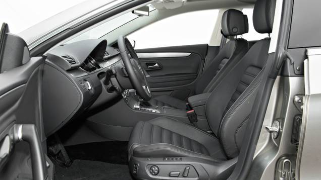 Bancos de couro têʼ m design esportivo com apoios laterais | <a href="https://preprod.quatrorodas.abril.com.br/carros/lancamentos/volkswagen-cc-v6-3-6-734636.shtml" rel="migration">Leia mais</a> Bancos de couro têʼ m design esportivo com apoios laterais | <a href="https://preprod.quatrorodas.abril.com.br/carros/lancamentos/volkswagen-cc-v6-3-6-734636.shtml" rel="migration">Leia mais</a>