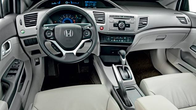 Civic conta com volante multifuncional e conexão Bluetooth para o motorista não tirar as mãos da direção | <a href="https://preprod.quatrorodas.abril.com.br/carros/testes/honda-civic-2014-735270.shtml" rel="migration">Leia mais</a> Civic conta com volante multifuncional e conexão Bluetooth para o motorista não tirar as mãos da direção | <a href="https://preprod.quatrorodas.abril.com.br/carros/testes/honda-civic-2014-735270.shtml" rel="migration">Leia mais</a>