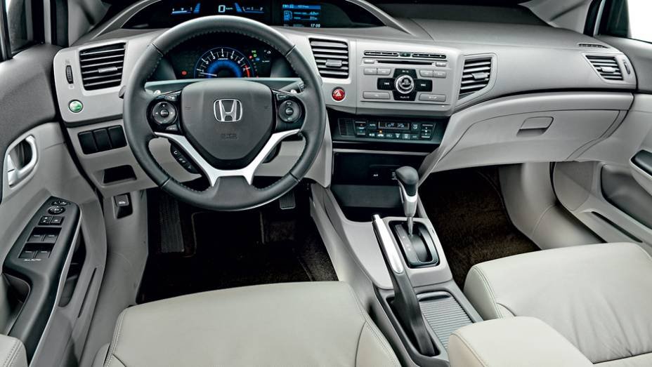 Civic conta com volante multifuncional e conex&atilde;o Bluetooth para o motorista n&atilde;o tirar as m&atilde;os da dire&ccedil;&atilde;o | <a href="https://preprod.quatrorodas.abril.com.br/carros/testes/honda-civic-2014-735270.shtml" rel="migration">Leia mais</a>