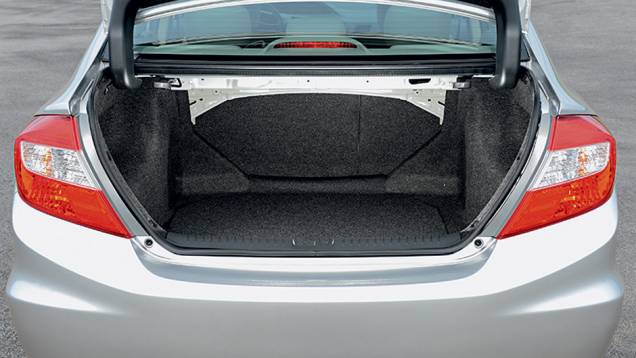 Na configuração LXR, o porta-malas ganhou alças revestidas | <a href="https://preprod.quatrorodas.abril.com.br/carros/testes/honda-civic-2014-735270.shtml" rel="migration">Leia mais</a> Na configuração LXR, o porta-malas ganhou alças revestidas | <a href="https://preprod.quatrorodas.abril.com.br/carros/testes/honda-civic-2014-735270.shtml" rel="migration">Leia mais</a>