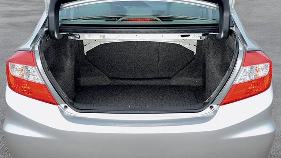 Na configura&ccedil;&atilde;o LXR, o porta-malas ganhou al&ccedil;as revestidas | <a href="https://preprod.quatrorodas.abril.com.br/carros/testes/honda-civic-2014-735270.shtml" rel="migration">Leia mais</a>