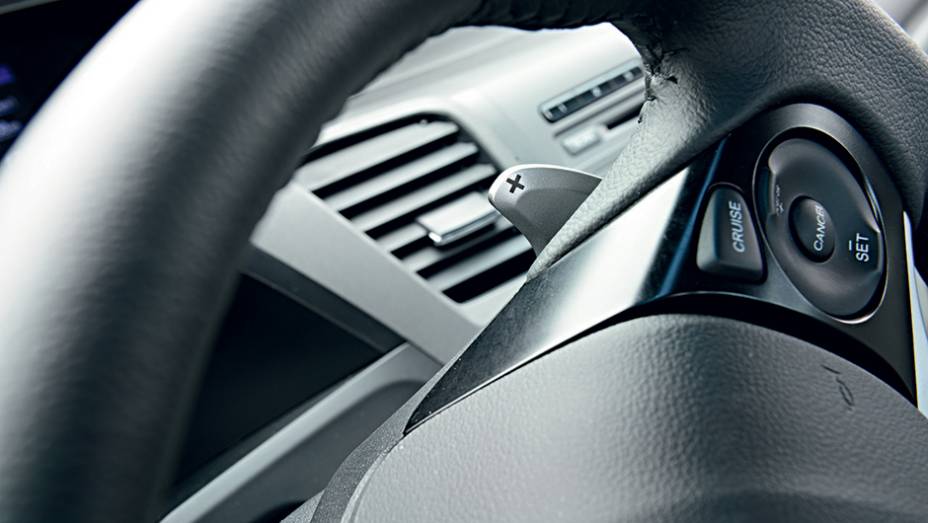 O c&acirc;mbio tem trocas manuais no volante | <a href="https://preprod.quatrorodas.abril.com.br/carros/testes/honda-civic-2014-735270.shtml" rel="migration">Leia mais</a>
