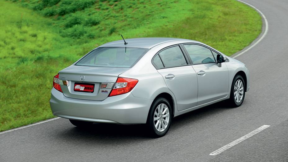 A identifica&ccedil;&atilde;o nada discreta do motor, 2.0 FlexOne, fica na tampa do porta-malas | <a href="https://preprod.quatrorodas.abril.com.br/carros/testes/honda-civic-2014-735270.shtml" rel="migration">Leia mais</a>