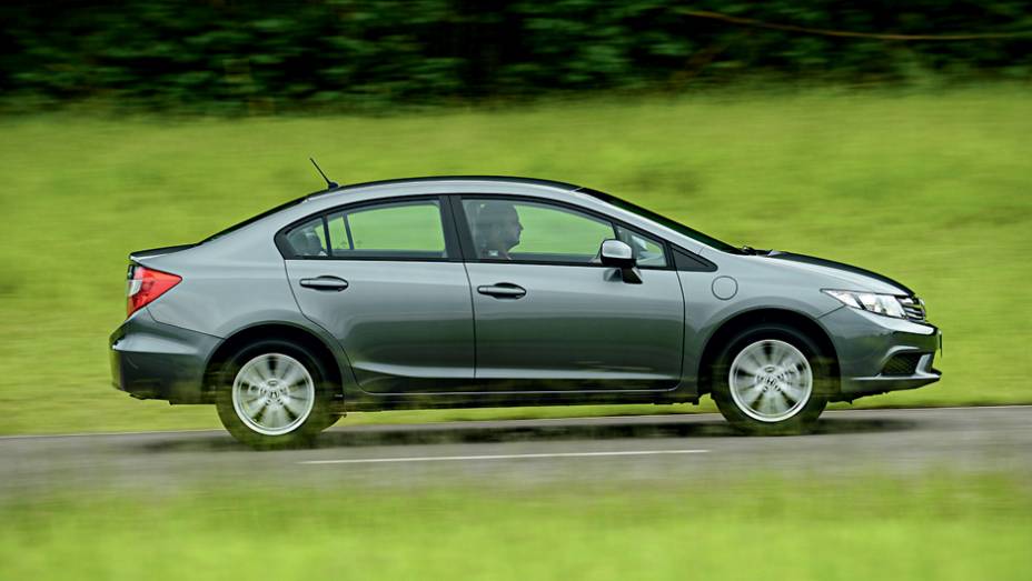 Vers&atilde;o 1.8 tem o sistema de partida a frio tradicional, da&iacute; a perman&ecirc;ncia do segundo bocal no para-lama dianteiro | <a href="https://preprod.quatrorodas.abril.com.br/carros/testes/honda-civic-2014-735270.shtml" rel="migration">Leia mais</a>