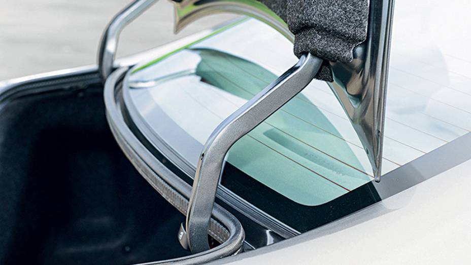 No LXS, al&ccedil;as sem revestimento do porta-malas | <a href="https://preprod.quatrorodas.abril.com.br/carros/testes/honda-civic-2014-735270.shtml" rel="migration">Leia mais</a>