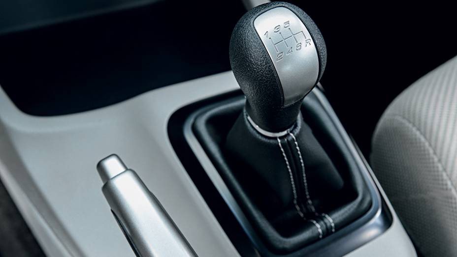 Vers&atilde;o de entrada traz novo c&acirc;mbio manual de seis marchas | <a href="https://preprod.quatrorodas.abril.com.br/carros/testes/honda-civic-2014-735270.shtml" rel="migration">Leia mais</a>