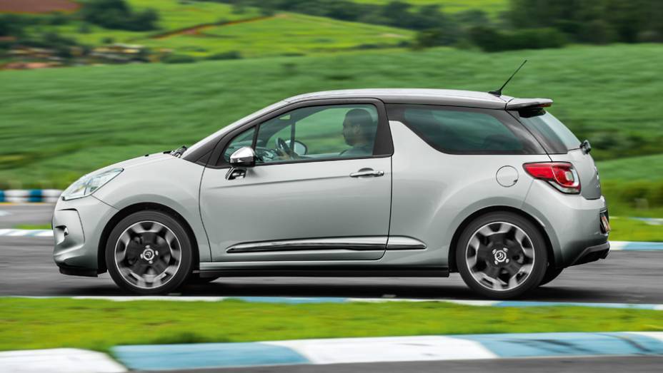 Detalhe na porta remete a uma asa de avi&atilde;o | <a href="https://preprod.quatrorodas.abril.com.br/carros/comparativos/citroen-ds3-x-volkswagen-fusca-735122.shtml" rel="migration">Leia mais</a> | <a href="https://preprod.quatrorodas.abril.com.br/galerias/volkswagen/ds3-ed-02-2013-735123.shtml" rel="migration">Ve</a>