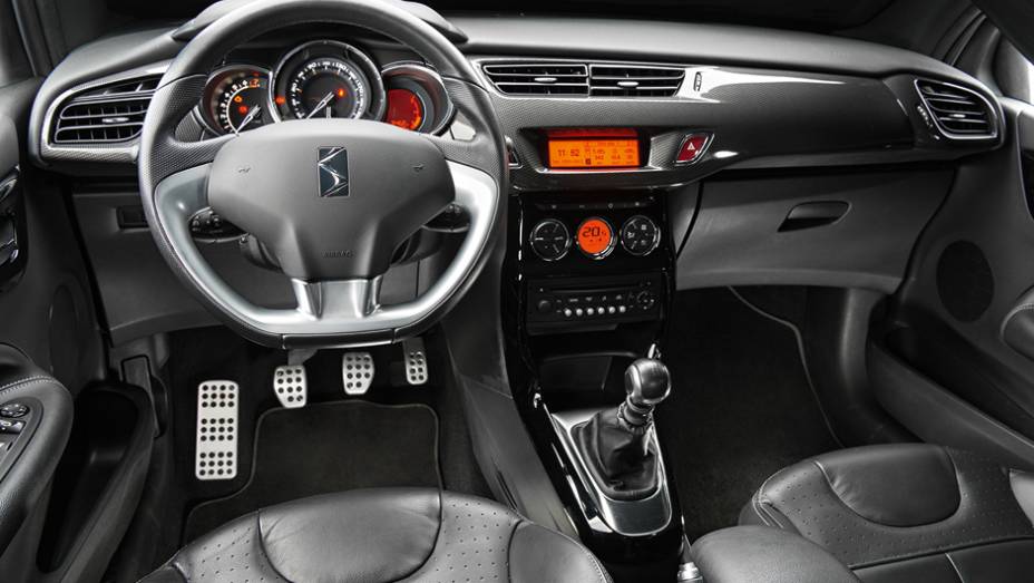 R&aacute;dio tem visual simples e comandos na coluna de dire&ccedil;&atilde;o | <a href="https://preprod.quatrorodas.abril.com.br/carros/comparativos/citroen-ds3-x-volkswagen-fusca-735122.shtml" rel="migration">Leia mais</a> | <a href="https://preprod.quatrorodas.abril.com.br/galerias/volkswagen/ds3-ed-02-2013-7" rel="migration"></a>