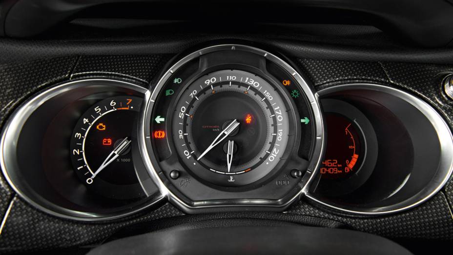 Painel remete ao do novo C3, do qual o DS3 deriva | <a href="https://preprod.quatrorodas.abril.com.br/carros/comparativos/citroen-ds3-x-volkswagen-fusca-735122.shtml" rel="migration">Leia mais</a> | <a href="https://preprod.quatrorodas.abril.com.br/galerias/volkswagen/ds3-ed-02-2013-735123.s" rel="migration"></a>