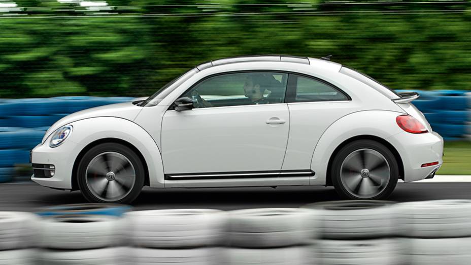 Teto solar el&eacute;trico e rodas aro 18 s&atilde;o opcionais | <a href="https://preprod.quatrorodas.abril.com.br/carros/comparativos/citroen-ds3-x-volkswagen-fusca-735122.shtml" rel="migration">Leia mais</a> | <a href="https://preprod.quatrorodas.abril.com.br/galerias/volkswagen/ds3-ed-02-2013-735123.sh" rel="migration"></a>