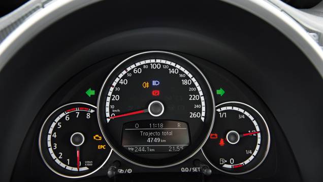 Painel lembra o do velho Fusca. Falta termômetro do motor | <a href="https://preprod.quatrorodas.abril.com.br/carros/comparativos/citroen-ds3-x-volkswagen-fusca-735122.shtml" rel="migration">Leia mais</a> | <a href="https://preprod.quatrorodas.abril.com.br/galerias/citroen/fusca-ed-02-2013-7" rel="migration"></a> Painel lembra o do velho Fusca. Falta termômetro do motor | <a href="https://preprod.quatrorodas.abril.com.br/carros/comparativos/citroen-ds3-x-volkswagen-fusca-735122.shtml" rel="migration">Leia mais</a> | <a href="https://preprod.quatrorodas.abril.com.br/galerias/citroen/fusca-ed-02-2013-7" rel="migration"></a>
