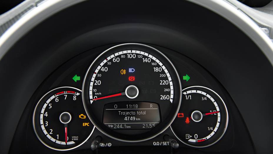 Painel lembra o do velho Fusca. Falta term&ocirc;metro do motor | <a href="https://preprod.quatrorodas.abril.com.br/carros/comparativos/citroen-ds3-x-volkswagen-fusca-735122.shtml" rel="migration">Leia mais</a> | <a href="https://preprod.quatrorodas.abril.com.br/galerias/citroen/fusca-ed-02-2013-7" rel="migration"></a>