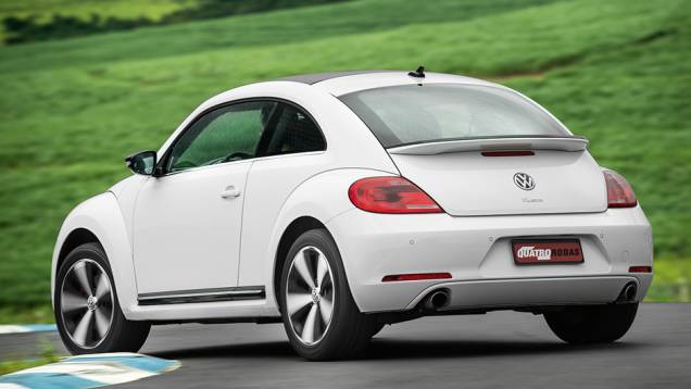 Traseira exibe aerofólio e dois escapes, falta um limpador | <a href="https://preprod.quatrorodas.abril.com.br/carros/comparativos/citroen-ds3-x-volkswagen-fusca-735122.shtml" rel="migration">Leia mais</a> | <a href="https://preprod.quatrorodas.abril.com.br/galerias/citroen/fusca-ed-02" rel="migration"></a> Traseira exibe aerofólio e dois escapes, falta um limpador | <a href="https://preprod.quatrorodas.abril.com.br/carros/comparativos/citroen-ds3-x-volkswagen-fusca-735122.shtml" rel="migration">Leia mais</a> | <a href="https://preprod.quatrorodas.abril.com.br/galerias/citroen/fusca-ed-02" rel="migration"></a>