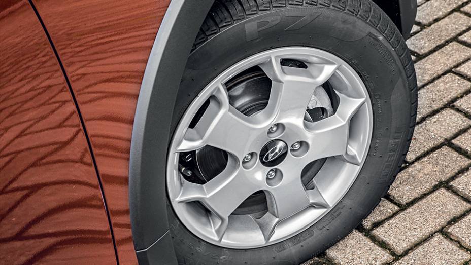 Novas rodas de liga aro 15 s&atilde;o exclusivas | <a href="https://preprod.quatrorodas.abril.com.br/carros/impressoes/hyundai-hb20x-735902.shtml" rel="migration">Leia mais</a>
