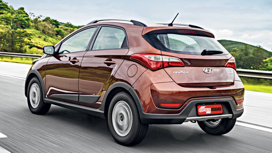 Moldura pl&aacute;stica sem pintura envolve a placa | <a href="https://preprod.quatrorodas.abril.com.br/carros/impressoes/hyundai-hb20x-735902.shtml" rel="migration">Leia mais</a>