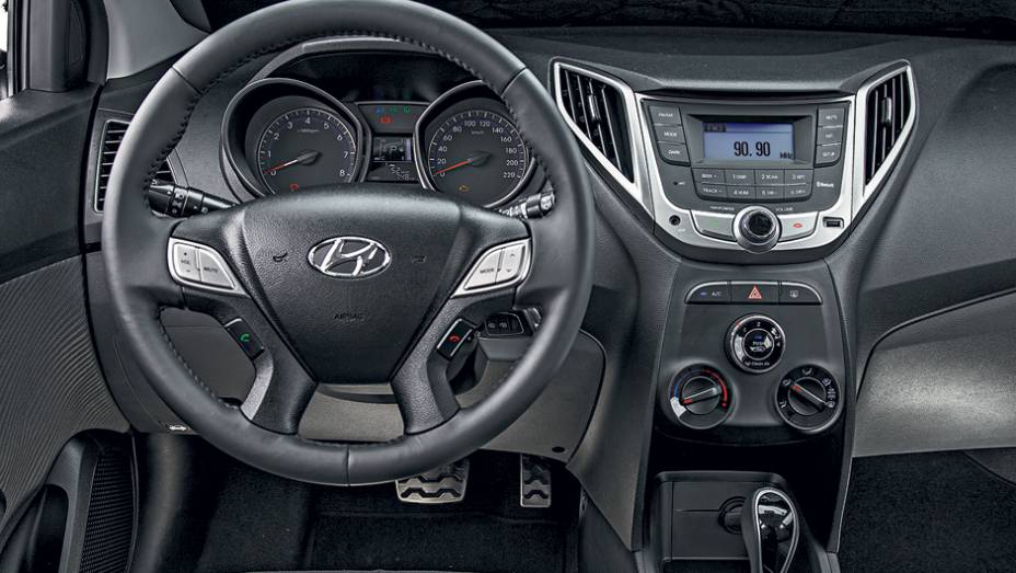 Sistema de som com Bluetooth tem comandos de celular no volante, mas n&atilde;o h&aacute; toca-discos. Com CD, n&atilde;o tem Bluetooth | <a href="https://preprod.quatrorodas.abril.com.br/carros/impressoes/hyundai-hb20x-735902.shtml" rel="migration">Leia mais</a>