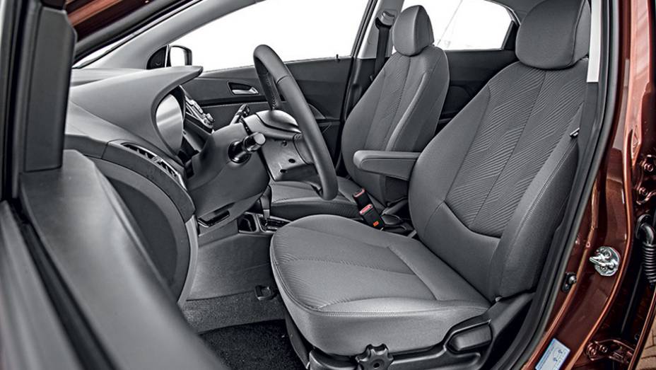 Vers&atilde;o top automática tem apoio de bra&ccedil;o na frente | <a href="https://preprod.quatrorodas.abril.com.br/carros/impressoes/hyundai-hb20x-735902.shtml" rel="migration">Leia mais</a>