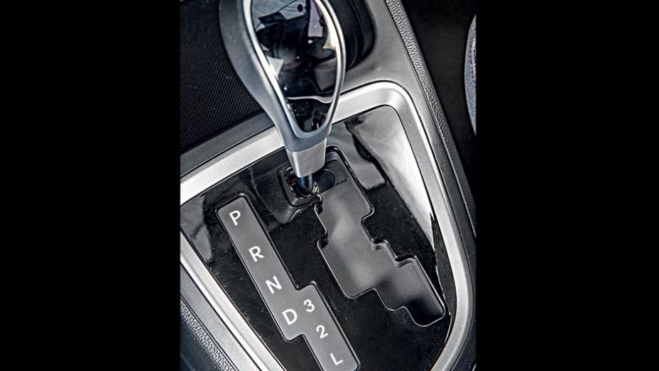 C&acirc;mbio tem luzes em tom azul | <a href="https://preprod.quatrorodas.abril.com.br/carros/impressoes/hyundai-hb20x-735902.shtml" rel="migration">Leia mais</a>