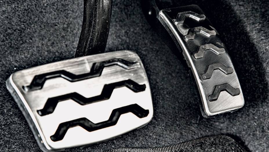 As pedaleiras s&atilde;o de alum&iacute;nio | <a href="https://preprod.quatrorodas.abril.com.br/carros/impressoes/hyundai-hb20x-735902.shtml" rel="migration">Leia mais</a>