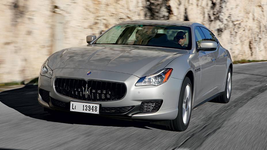 O novo Maserati ficou 16 cm maior de uma só vez | <a href="https://preprod.quatrorodas.abril.com.br/carros/impressoes/maserati-quattroporte-736318.shtml" rel="migration">Leia mais</a>