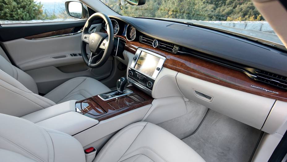 Acabamento impec&aacute;vel, com doses extras de madeira nobre | <a href="https://preprod.quatrorodas.abril.com.br/carros/impressoes/maserati-quattroporte-736318.shtml" rel="migration">Leia mais</a>