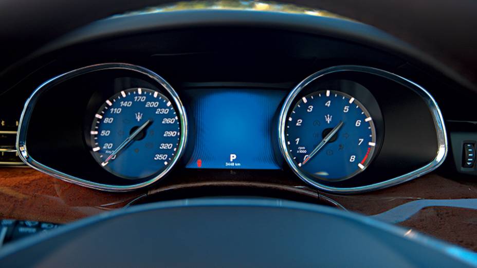 Design cl&aacute;ssico, mas com tela no meio | <a href="https://preprod.quatrorodas.abril.com.br/carros/impressoes/maserati-quattroporte-736318.shtml" rel="migration">Leia mais</a>
