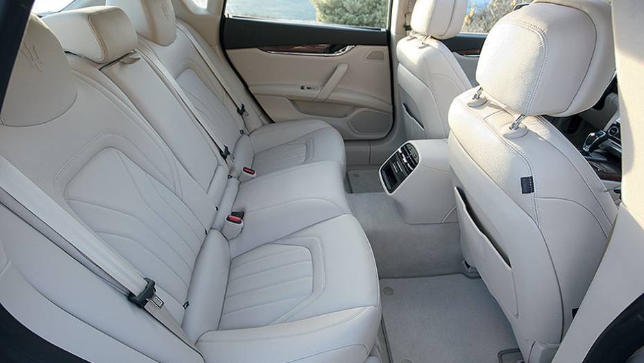Atr&aacute;s h&aacute; a op&ccedil;&atilde;o com 2 ou 3 assentos | <a href="https://preprod.quatrorodas.abril.com.br/carros/impressoes/maserati-quattroporte-736318.shtml" rel="migration">Leia mais</a>