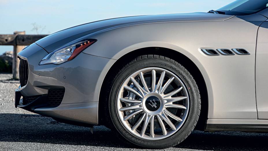 Rodas aro 20 e freios da Brembo | <a href="https://preprod.quatrorodas.abril.com.br/carros/impressoes/maserati-quattroporte-736318.shtml" rel="migration">Leia mais</a>