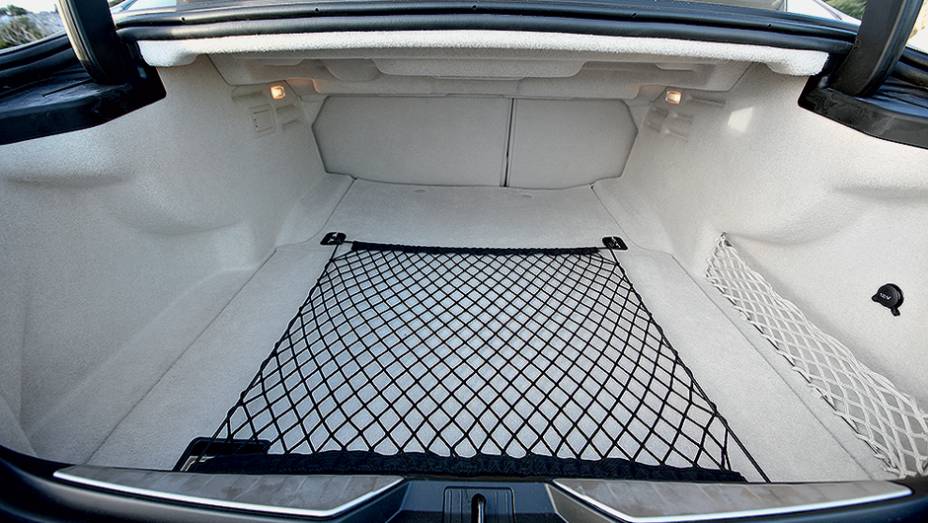 Generoso porta-malas de 530 litros | <a href="https://preprod.quatrorodas.abril.com.br/carros/impressoes/maserati-quattroporte-736318.shtml" rel="migration">Leia mais</a>