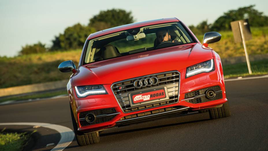 Leds dianteiros s&atilde;o marca registrada Audi | <a href="https://preprod.quatrorodas.abril.com.br/carros/testes/audi-s7-sportback-739614.shtml" rel="migration">Leia mais</a>