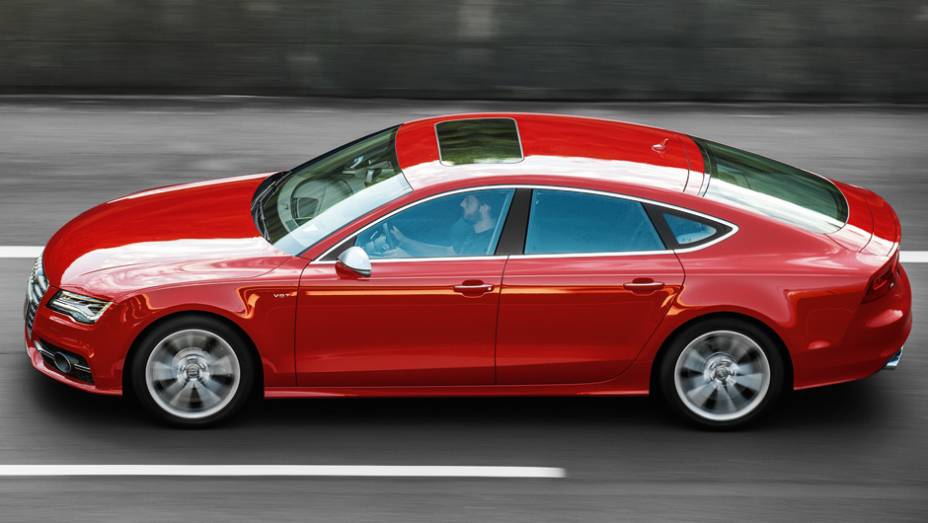 Teto solar e retrovisores de alum&iacute;nio s&atilde;o itens de s&eacute;rie | <a href="https://preprod.quatrorodas.abril.com.br/carros/testes/audi-s7-sportback-739614.shtml" rel="migration">Leia mais</a>